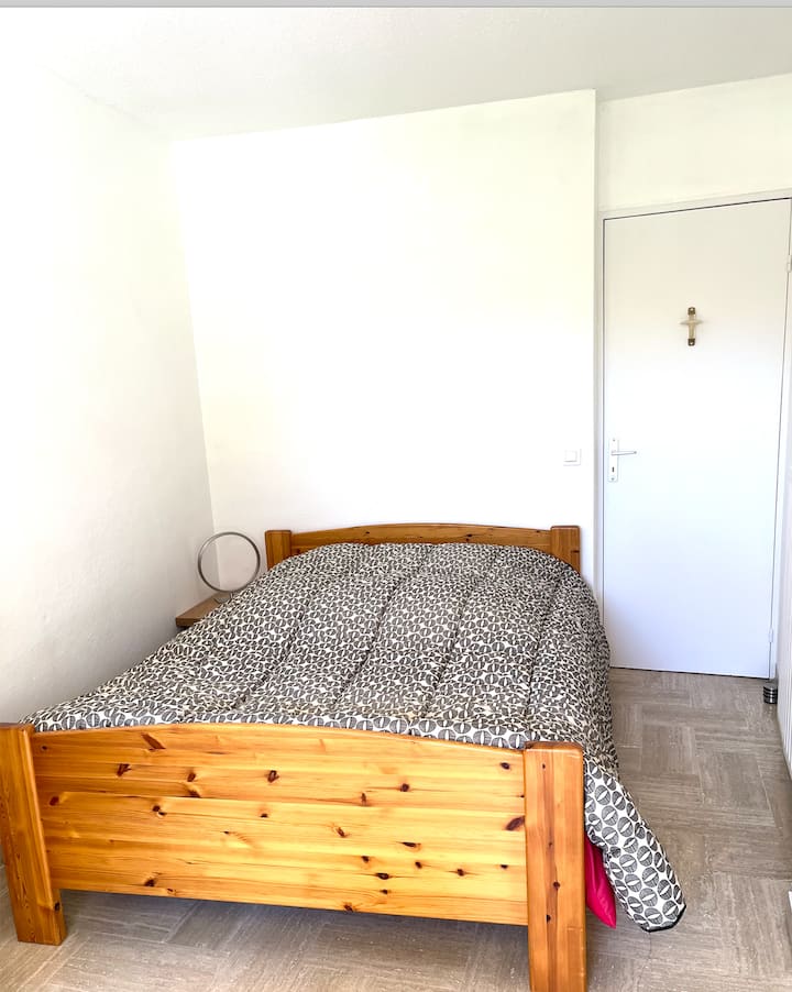 Spavaća soba s bračnim krevetom