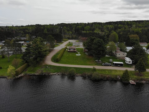 Lakefront Cottage bordering Algonquin Park