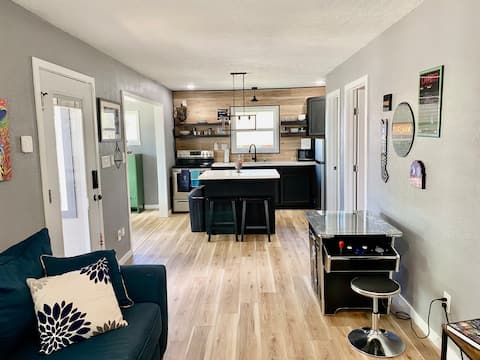 Top Airbnb: Lakefront Treehouse, Pedal boat, 2 Kayaks, Arcade in Lake Houston