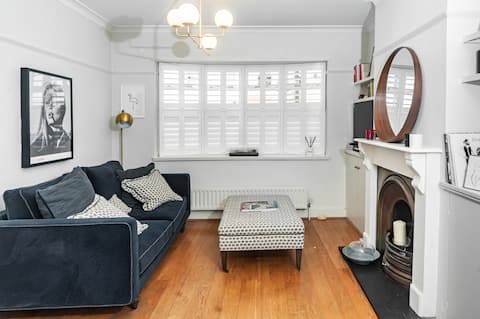 Top Airbnb: Beautiful House with garden by River Thames in Claygate