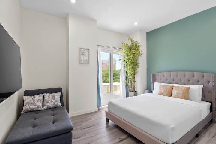 غرفة النوم 2 | يتم توفير ملاءات عالية الجودة وأغطية أسرّة والكثير من الوسائد لقضاء عطلة مريحة.