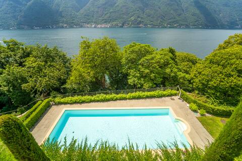 Lakefront house + pool + terrace + parking