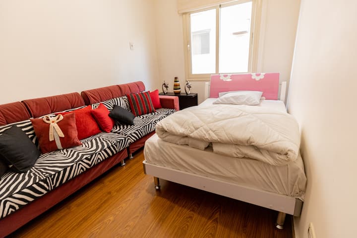 utulivu wa chumba cha kulala unakidhi uwezo wa kutumia sofa yenye starehe.