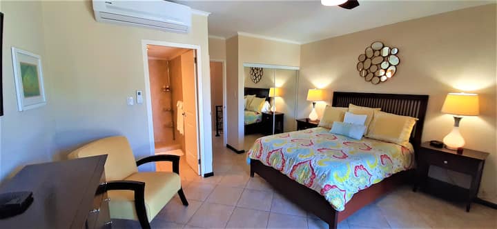 ห้องนอนใหญ่พร้อมทีวีจอแบนห้องน้ำในตัวและเครื่องปรับอากาศ