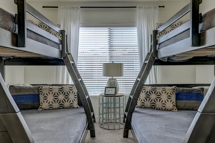 フルサイズベッド/ツインベッドの寝室