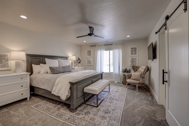 マスターベッドルーム/フルバスルーム付きキングベッド