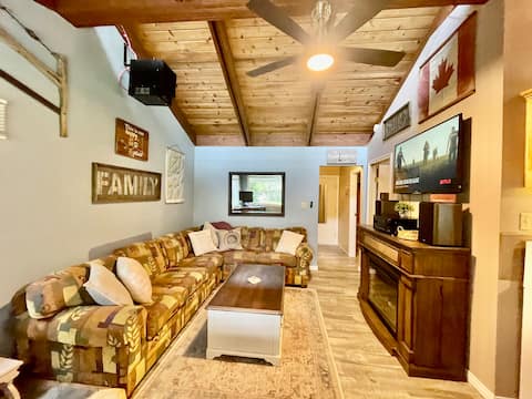 Lang's Cabin for 6 - 10 Guests with Hot Tub!