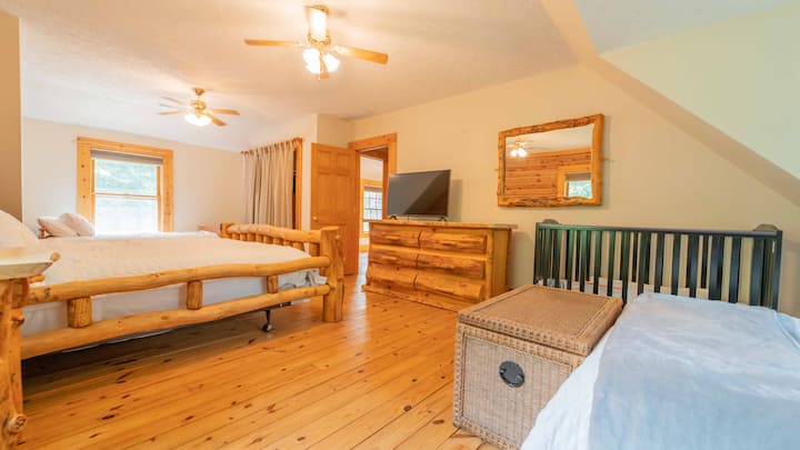 Chumba cha kulala cha 2 - Chumba cha kulala cha ghorofa ya juu chenye Kitanda cha King, kitanda kamili, kitanda cha mapacha na kitanda cha mtoto. Inatosha watu 5 na kitanda cha mtoto! 