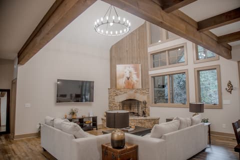 Top Airbnb: Glen Falls Luxury Cabin in Highlands