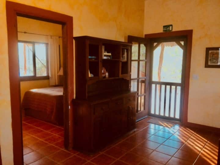 一楼有2间卧室，每间均配备1张标准双人床。