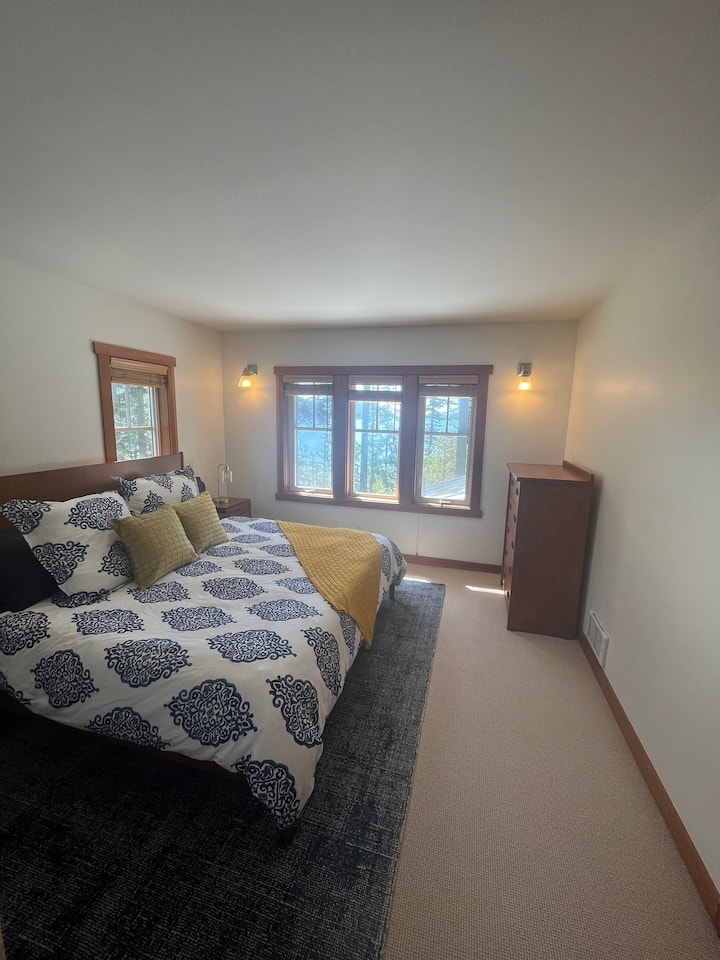 Primaire slaapkamer, gloednieuw luxe beddengoed, matras, kussens en frame