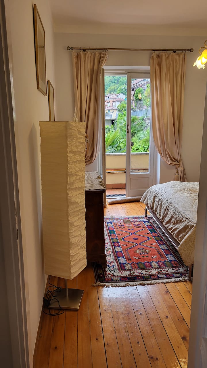 Също така от спалнята има достъп до балкон с изглед към езерото и планината.