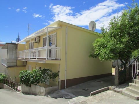 House with 3 apartments in center of Baska Voda