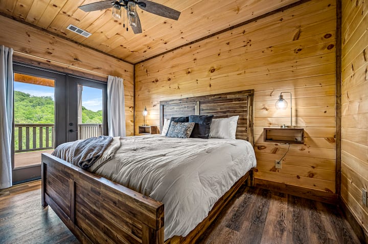 Habitación uno: cama king con baño privado completo.