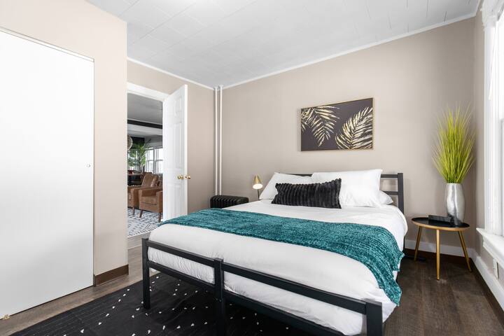 Всяка спалня е стилно декорирана, така че можете да се отпуснете, когато сте готови да го наречете ден!