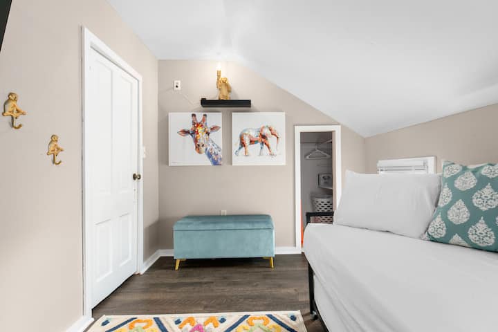 В спалнята има допълнителни куки за кърпи.