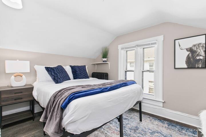 Четвъртата спалня с двойно легло е на горния етаж с килер за съхранение. В тази спалня няма телевизор. 