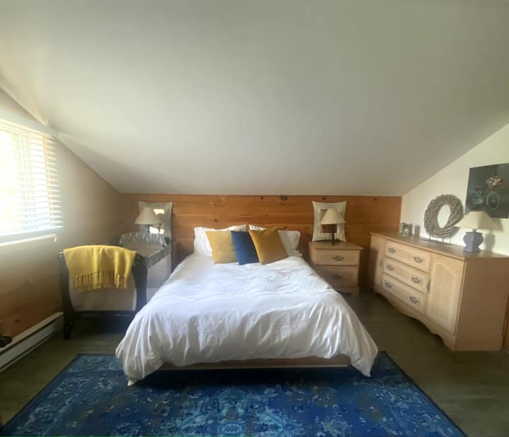 Chumba kikuu cha kulala ni kizuri kwa watoto. Tuna mapazia meusi, kifaa cha kuangalia mtoto, kupakia na kucheza na mashine ya sauti. Kitanda pia ni kizuri sana. 