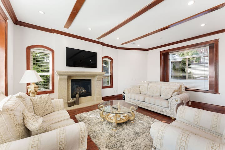 Near DT Vancouver | King Bed | 12min to YVR