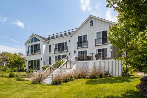 Exquisite Waterfront Retreat