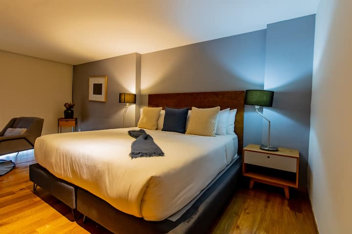 Izba so zatemňovacími závesmi, ktoré blokujú slnečné svetlo