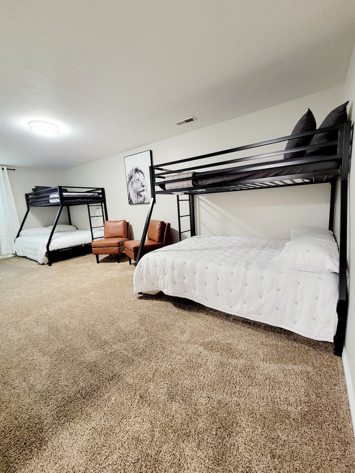 Chumba kikubwa cha kulala kinachovutia. Chumba hiki kina vitanda viwili vya ghorofa. Ni mchanganyiko wa bunk pacha ya juu na bunk kamili ya chini.