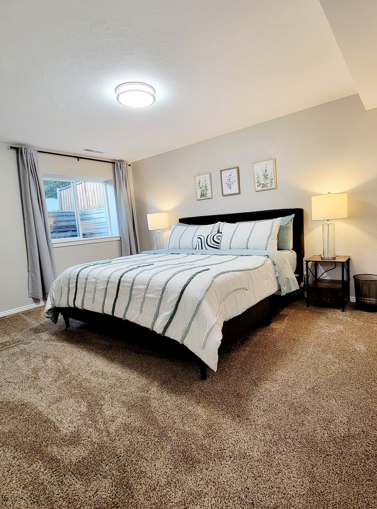 Chumba cha kulala cha kupumzika. Chumba hiki cha kulala kina kitanda cha ukubwa wa mfalme na meza mbili zinazofanana na bandari za USB. 