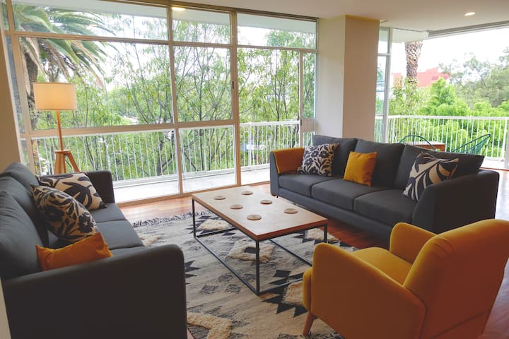 Spacious, light-filled apartment – Panoramic views