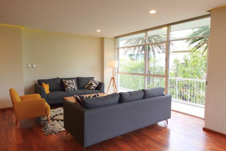 Spacious, light-filled apartment – Panoramic views gallery image 2
