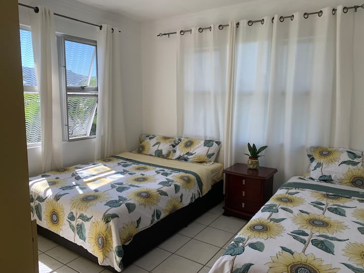 ห้องนอน 3 พร้อมเตียงคู่และเตียงเดี่ยว