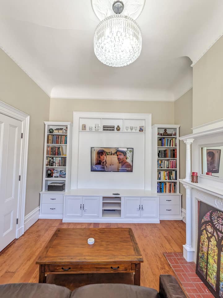 U glavnom dnevnom boravku nalazi se kauč koji se izvlači na madrac od memorijske pjene veličine Queen. Tu je i TV od 55 inča s kutijom za streaming i igrama.