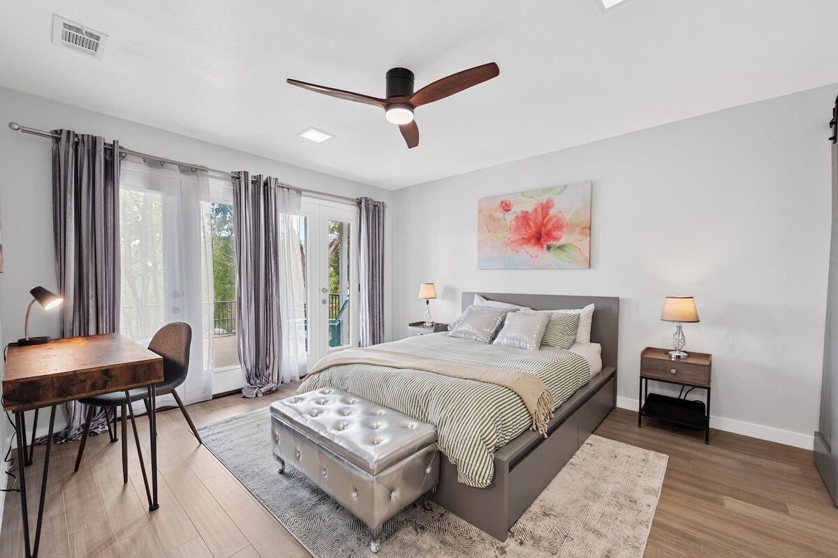 Principal con baño privado y vestidor. Ducha de vidrio y bañera de inmersión moderna. Recién remodelado. Carga USB adicional en mesitas de noche y estación de trabajo. Cómoda cama tamaño queen con almacenamiento adicional. 