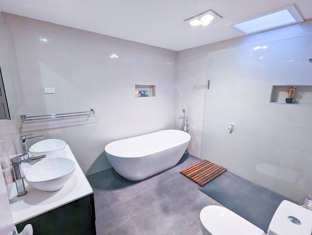 Hi-Tech Hideaway with Surprises gallery image 5