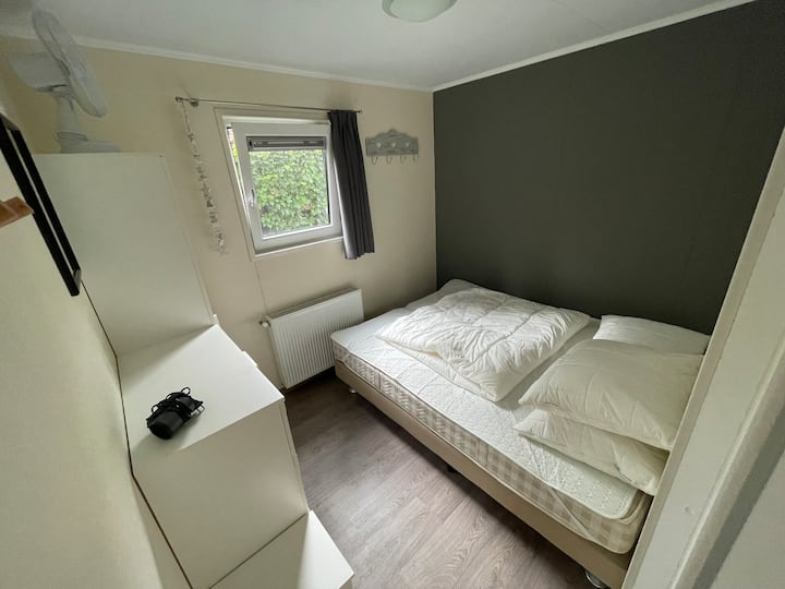 מיטה זוגית, 140 x 200 ס"מ. יש כמה כריות עבות, תרגישו מה שמתאים לכם. יש גם ארבע עונות של שמיכות פוך, שתוכלו ללחוץ אחד על השני, וגם להרגיש את מה שאתם אוהבים. 