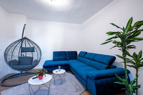 LiT LiVING Luxury |Box Spring| Netflix |Maisonette