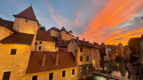 Top Airbnb: Hyper Center Apartment with Castle View in Annecy