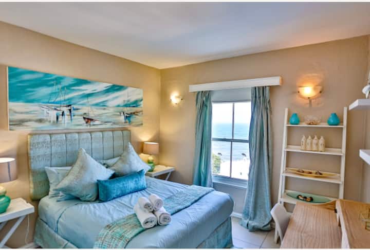 Cama queen en el segundo dormitorio con vistas al mar,