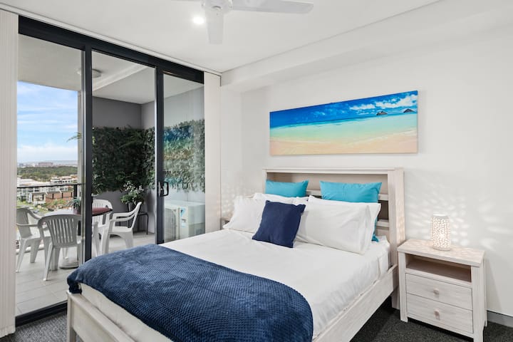 Esta serena habitación tamaño queen con tonos oceánicos hará que descanses tranquilamente. Con puertas de vidrio del piso al techo que se abren al balcón, disfruta de la brisa fresca. 
