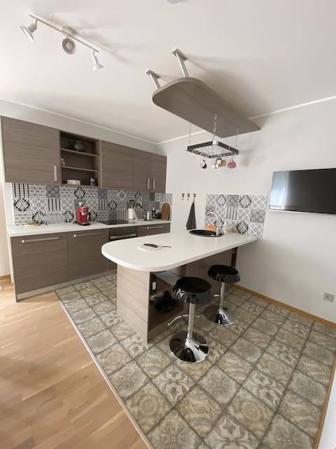 Cosy condo near old town and city beach