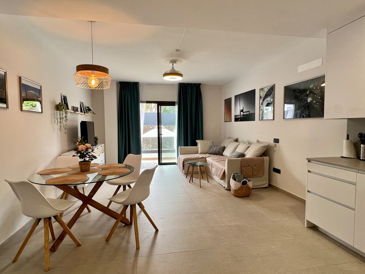 Მისაღები ოთახი ღია სამზარეულოთი.

Მისაღები ოთახი მინი-სამზარეულოთი.


