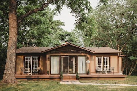 Tranquil cottage near water park, hiking, + golf