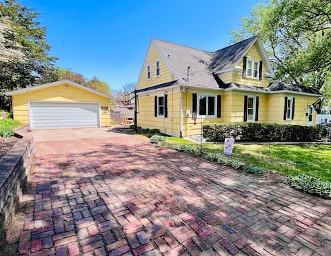 Entire Home- Hill House 4BR/2BA