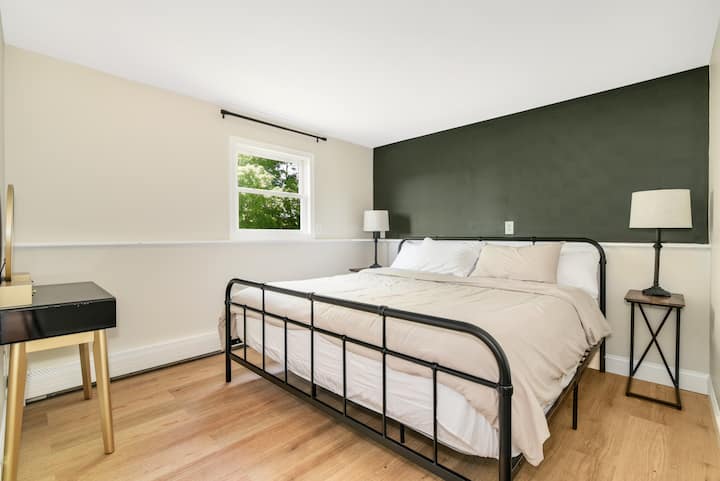 Dormitorio #5 en la planta baja
+Cama tamaño king
+Escritorio
+ Armario completo