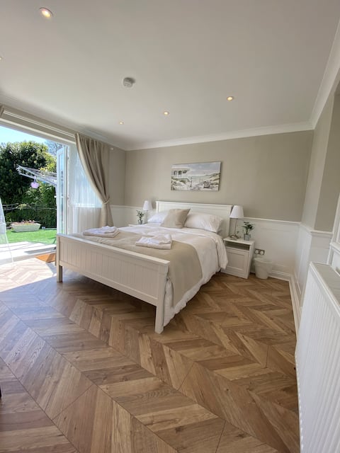 Spacious g/f one bedroom annexe - Leigh on Sea