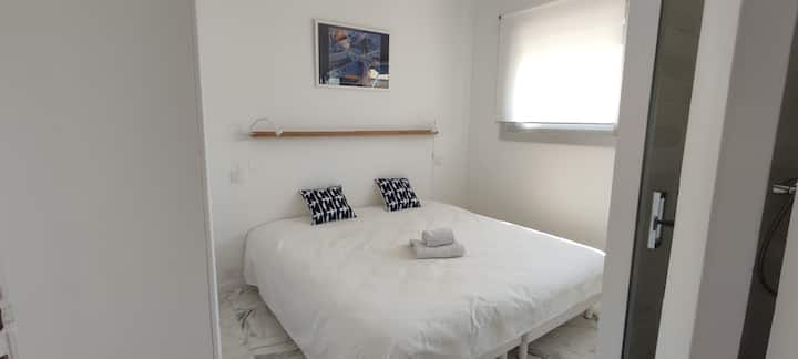 2号卧室配有淋浴间和水槽