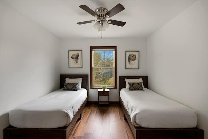 غرفة بسريرين مزدوجين