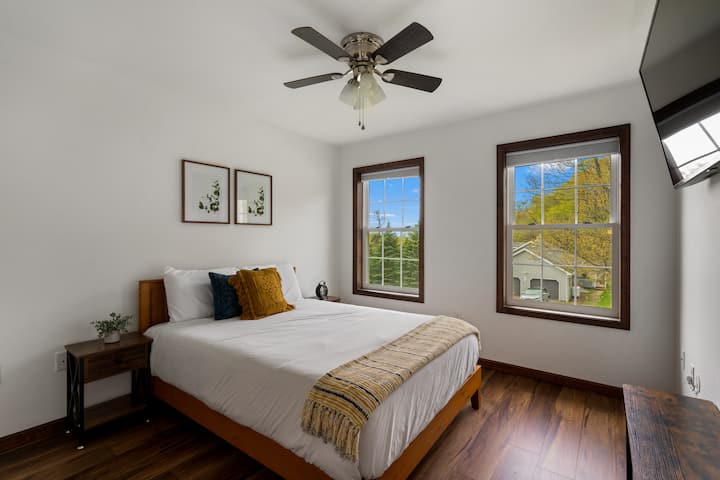 غرفة بسرير كبير وتلفزيون ذكي