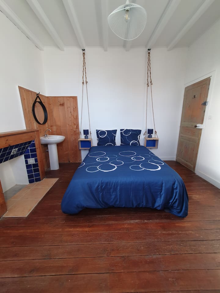 1st floor bedroom with a very bright 140-190 bed, 2 windows , wardrobe, TV and desk.
We see the sea in the distance 
Shutters + blackout curtains