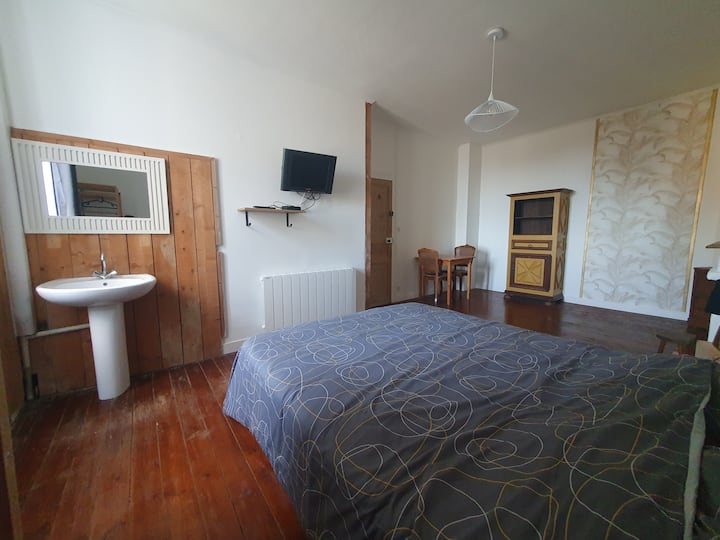 Eléla's biggest bedroom: 
a 160 bed, a wardrobe, a storage closet, a beautiful cottage, a desk.
We see the waterfront in the distance
Shutter + blackout curtain