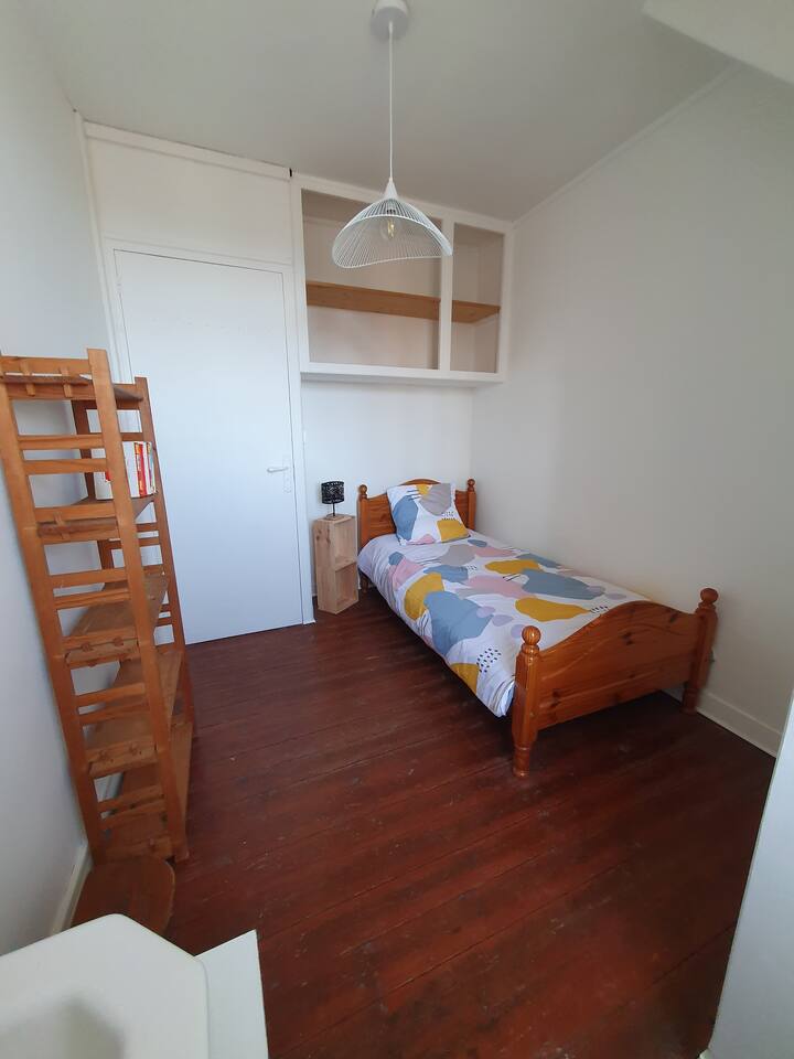 Eléla's small room but which is full of charm, plenty of storage available as well as the sea view in the distance.
Shutter + blackout curtain